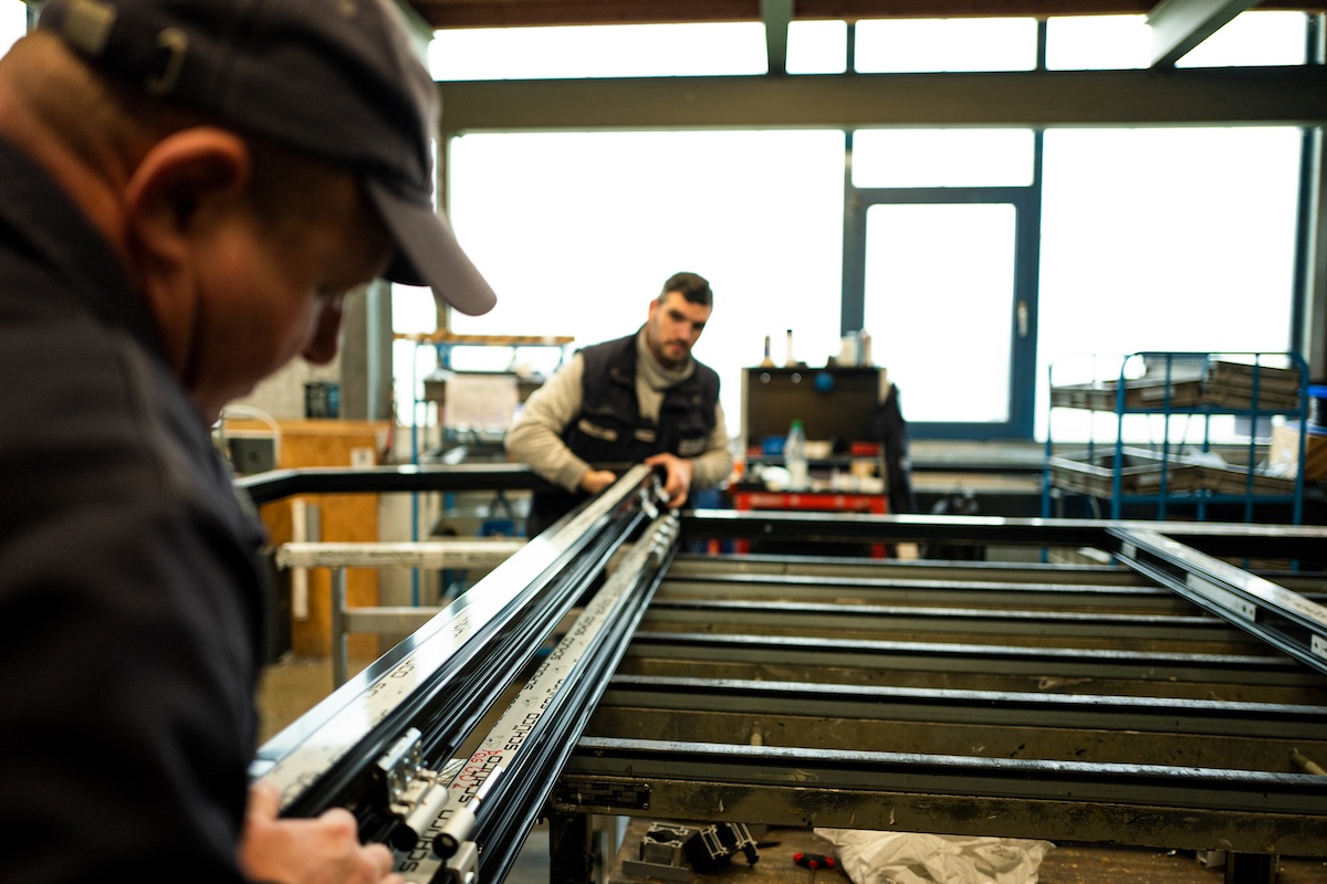 Mitarbeiter bei der Fertigung in der Werkstatt