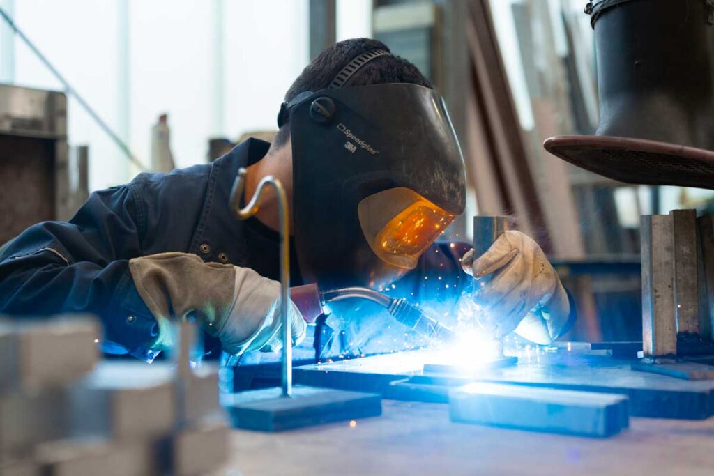 Mitarbeiter bei der Arbeit mit einem Schweißgerät